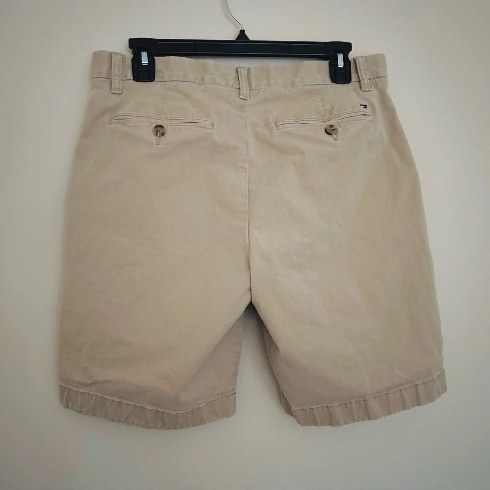 🔹Tommy Hilfiger Men’s Khaki Flat Front Shorts Size 31